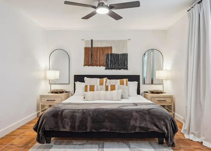 Heated Pool Sleeps 8 Amenities! House On Hearn Holiday home Phoenix