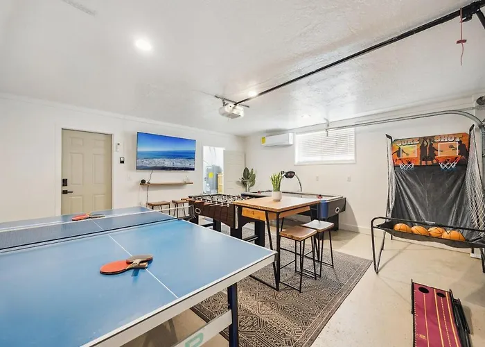 Holiday home Heated Pool Sleeps 8 Amenities! House On Hearn