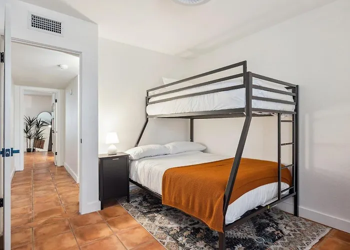 Heated Pool Sleeps 8 Amenities! House On Hearn Phoenix