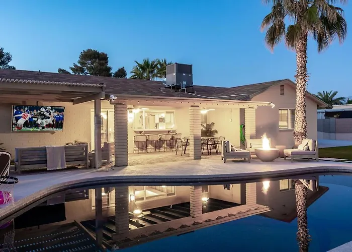 Heated Pool Sleeps 8 Amenities! House On Hearn * Phoenix